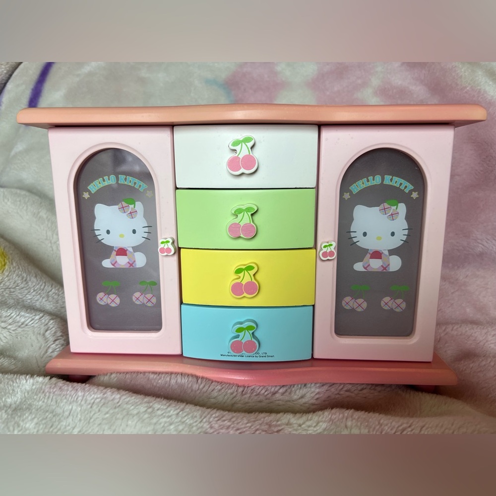 Super cute Hello Kitty jewelry box